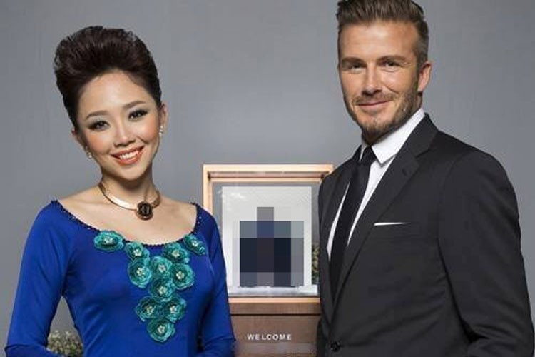 Tính đến nay,  ca sĩ Tóc Tiên đã ba lần gặp gỡ ngôi sao David Beckham. Cuộc gặp gỡ đầu tiên diễn ra vào cuối năm 2014. Vào lúc đó, giọng ca “Ngày mai” là người đồng hành cùng Beckham khi anh đến Việt Nam. Cô ghi điểm khi chọn chiếc áo dài truyền thống.